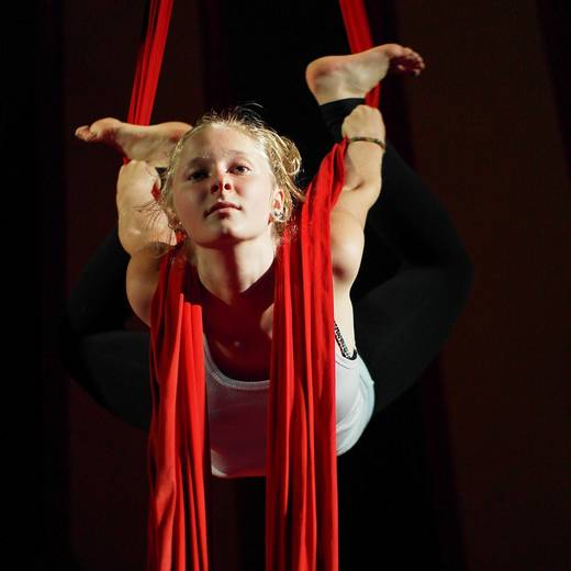 Sports et cirque jeune fille Ulysseo La colonie de vacances pour les ados
