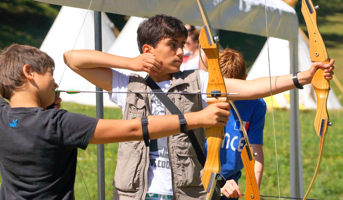 Groupe de jeunes au tir &agrave; l'arc