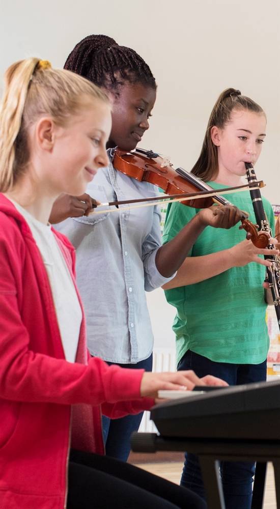 Trois ado en plein cours d'orchestre