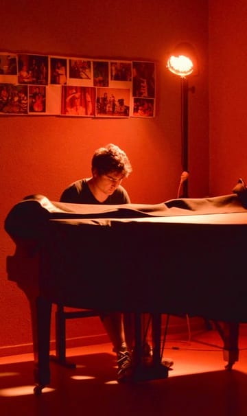 Jeune au piano à la colonie de vacances ado Ulysséo