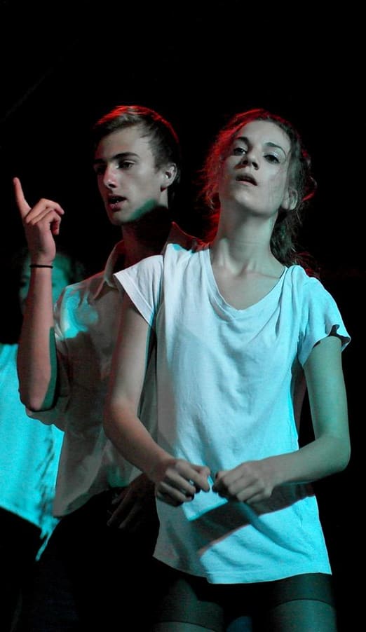 Jeunes couple qui font du théâtre