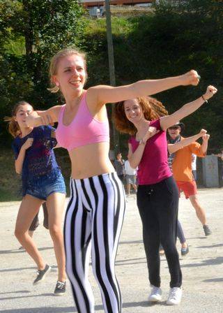 Cours de Zumba ~ ML.N, Colonie de vacances Ulysséo, Danse collective en ligne